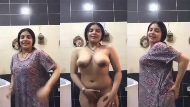 Sexy mother shows her pussy on video