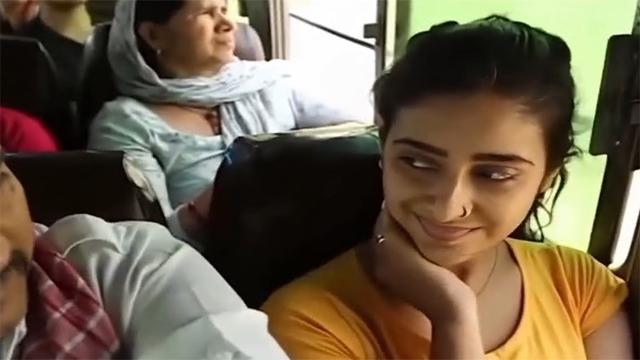 A villager grabbed the breasts of a modern girl in a moving bus