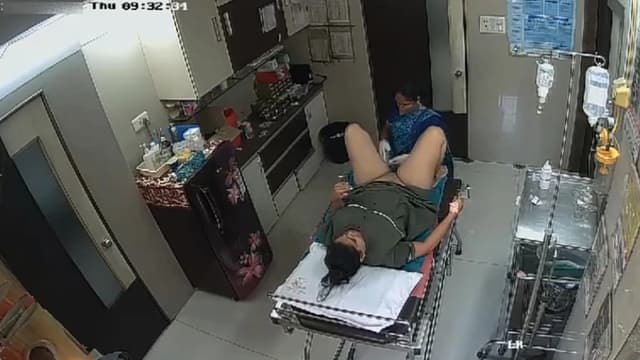 Newly Bhabhi In Clinic House-Keeper Shaving Her Pussy